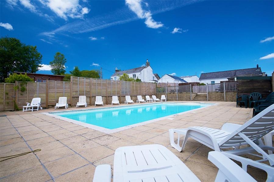 Our Kingfisher 34-4 Persons With Private Hot Tub-Pet Friendly-Tranquil Holiday Away From It All Yet Not Far From St Austell- The Holiday Home Has Two Bedrooms, Living And Dining Area, Equipped Kitchen-Decking-Outdoor Furniture-Fishing Lakes-Perfect Grampound Exterior foto