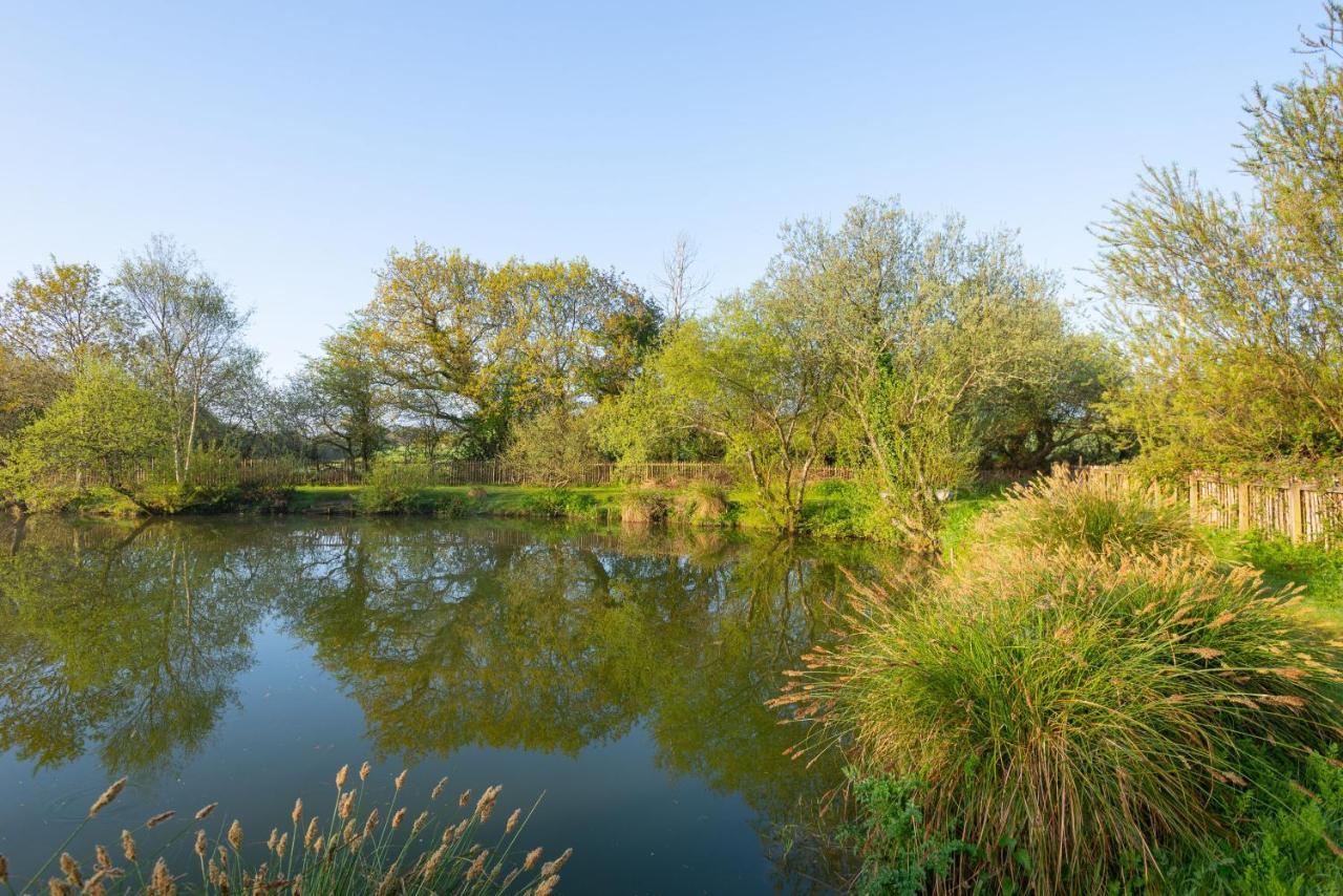 Our Kingfisher 34-4 Persons With Private Hot Tub-Pet Friendly-Tranquil Holiday Away From It All Yet Not Far From St Austell- The Holiday Home Has Two Bedrooms, Living And Dining Area, Equipped Kitchen-Decking-Outdoor Furniture-Fishing Lakes-Perfect Grampound Exterior foto
